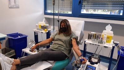 Giovane donna dona il sangue