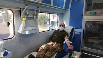 Militare dona il sangue